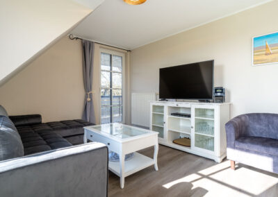 Wohnzimmer Couch mit 50 Zoll TV, heller Raum mit super Aussicht